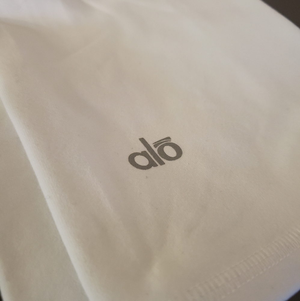 🧘‍♀️Alo Yoga White Capris🧘‍♀️